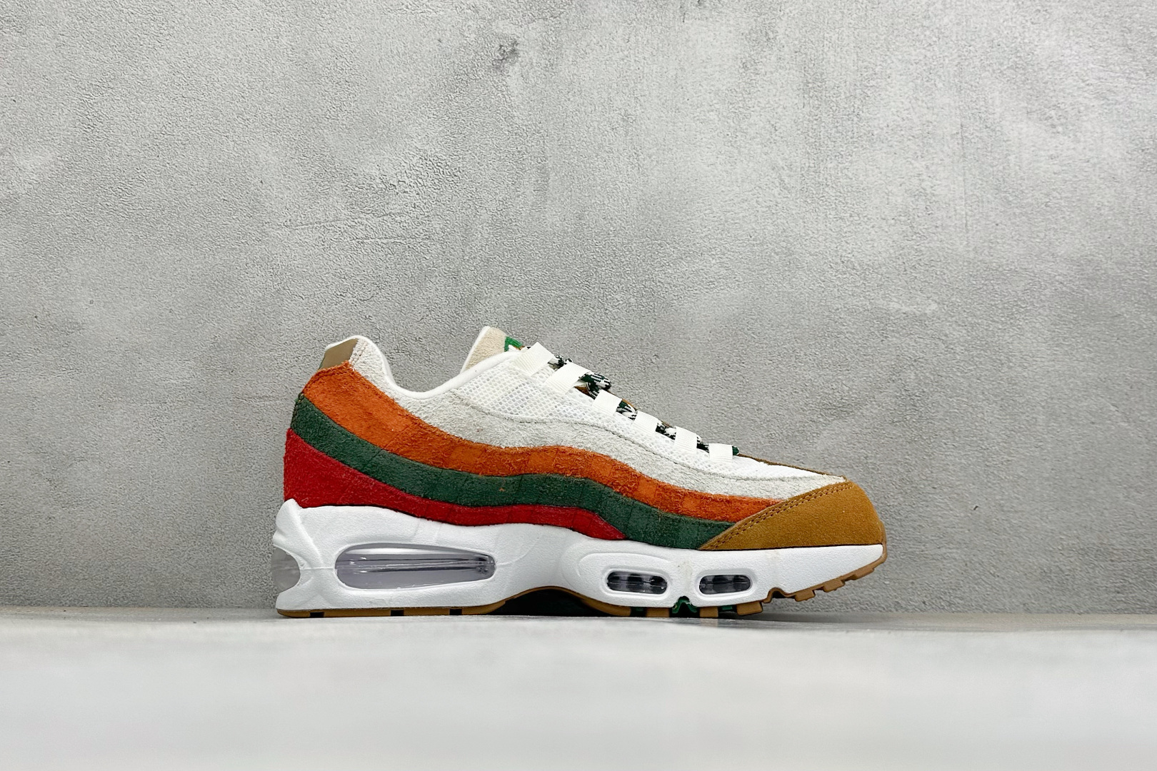 GS版NIKE AIR MAX 95 TT 气垫复古百搭休闲运动跑鞋 这双鞋采用前脚掌开窗式气垫 这种设计在当时是前所未 GS版NIKE AIR MAX 95 TT 气垫复古百搭休闲运动跑鞋 这双鞋采用前脚掌开窗式气垫 这种设计在当时是前所未