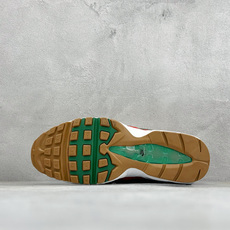 GS版NIKE AIR MAX 95 TT 气垫复古百搭休闲运动跑鞋 这双鞋采用前脚掌开窗式气垫 这种设计在当时是前所未 GS版NIKE AIR MAX 95 TT 气垫复古百搭休闲运动跑鞋 这双鞋采用前脚掌开窗式气垫 这种设计在当时是前所未