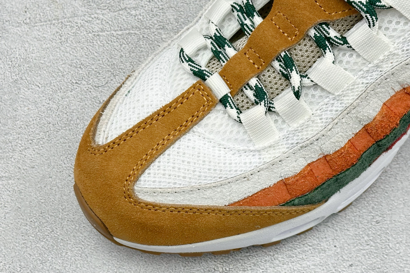 GS版NIKE AIR MAX 95 TT 气垫复古百搭休闲运动跑鞋 这双鞋采用前脚掌开窗式气垫 这种设计在当时是前所未 GS版NIKE AIR MAX 95 TT 气垫复古百搭休闲运动跑鞋 这双鞋采用前脚掌开窗式气垫 这种设计在当时是前所未