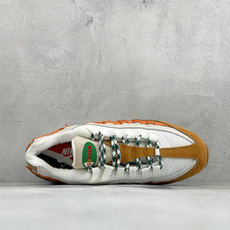 GS版NIKE AIR MAX 95 TT 气垫复古百搭休闲运动跑鞋 这双鞋采用前脚掌开窗式气垫 这种设计在当时是前所未 GS版NIKE AIR MAX 95 TT 气垫复古百搭休闲运动跑鞋 这双鞋采用前脚掌开窗式气垫 这种设计在当时是前所未