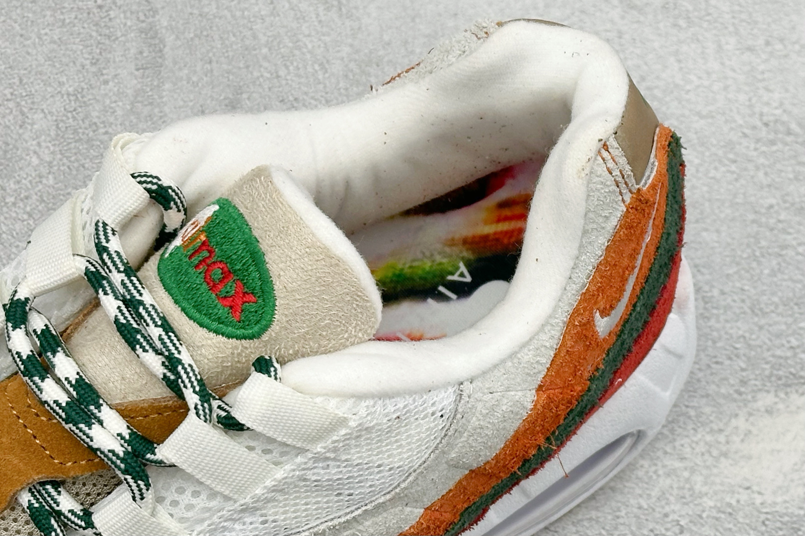 GS版NIKE AIR MAX 95 TT 气垫复古百搭休闲运动跑鞋 这双鞋采用前脚掌开窗式气垫 这种设计在当时是前所未 GS版NIKE AIR MAX 95 TT 气垫复古百搭休闲运动跑鞋 这双鞋采用前脚掌开窗式气垫 这种设计在当时是前所未