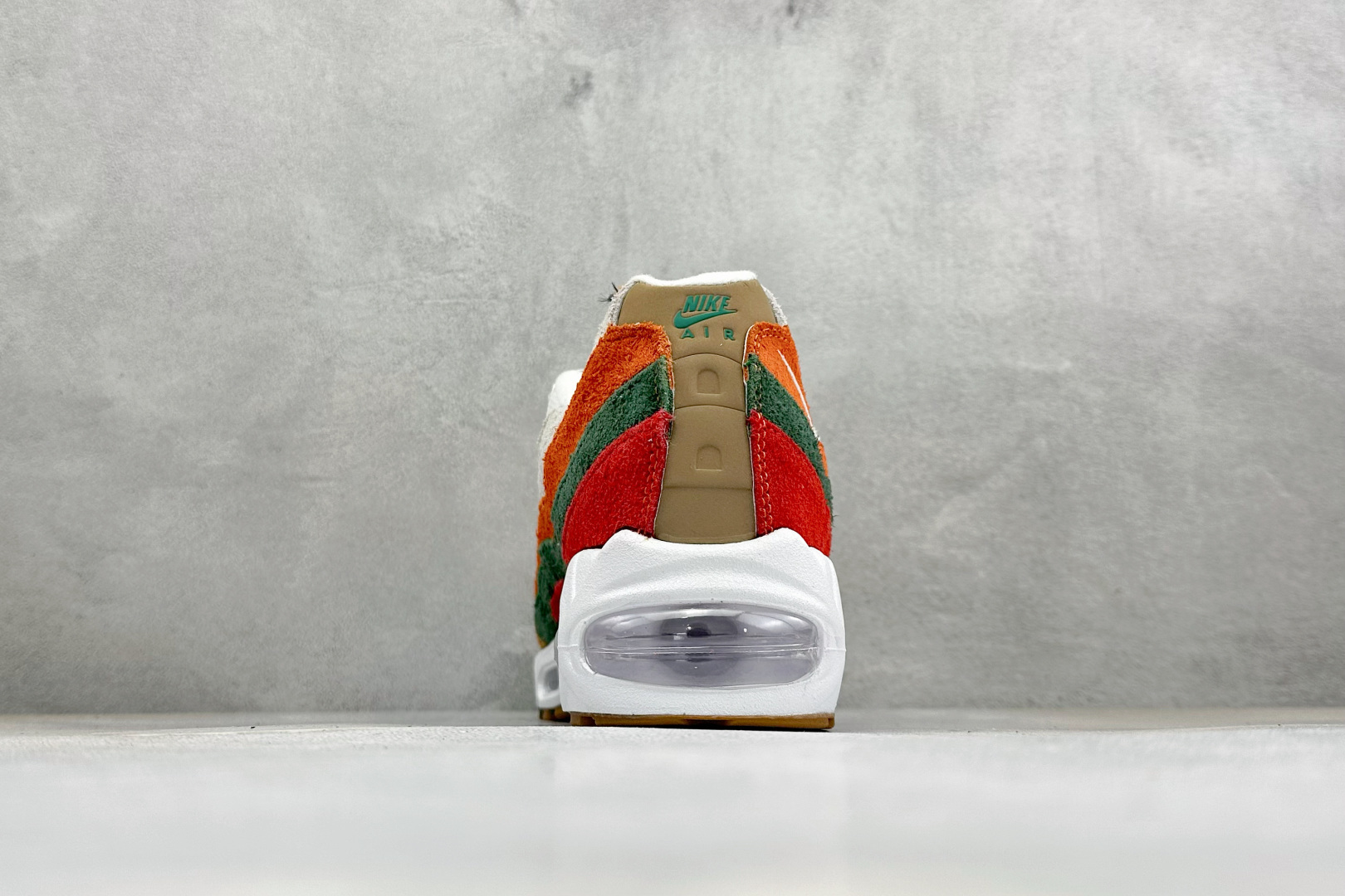 GS版NIKE AIR MAX 95 TT 气垫复古百搭休闲运动跑鞋 这双鞋采用前脚掌开窗式气垫 这种设计在当时是前所未 GS版NIKE AIR MAX 95 TT 气垫复古百搭休闲运动跑鞋 这双鞋采用前脚掌开窗式气垫 这种设计在当时是前所未