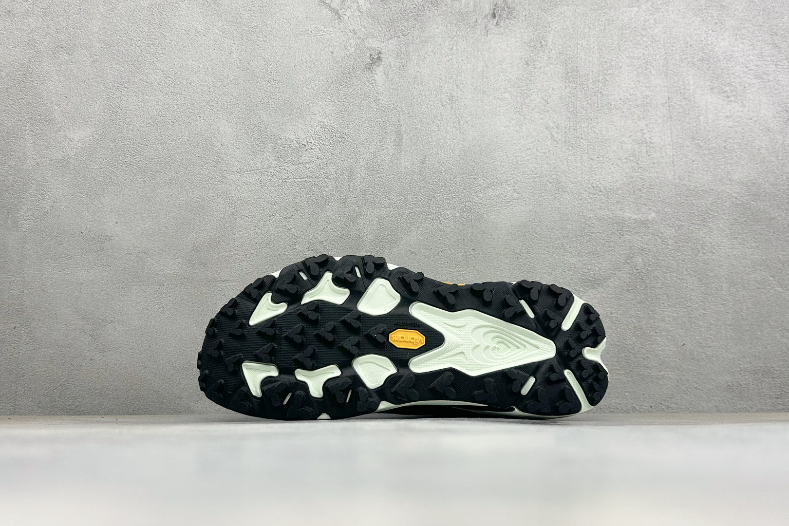 H版HOKA ONE ONE SPEEDGOAT 7 舒适百搭越野跑鞋 J-FRAME™M结构拥有专利认证,避免防过度内 H版HOKA ONE ONE SPEEDGOAT 7 舒适百搭越野跑鞋 J-FRAME™M结构拥有专利认证,避免防过度内