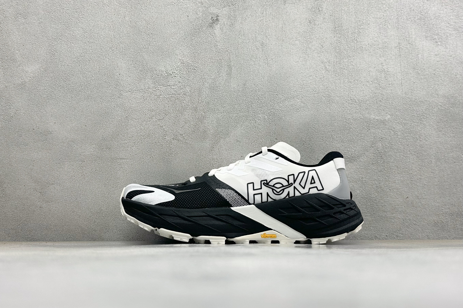 H版HOKA ONE ONE SPEEDGOAT 7 舒适百搭越野跑鞋 J-FRAME™M结构拥有专利认证，避免防过度内