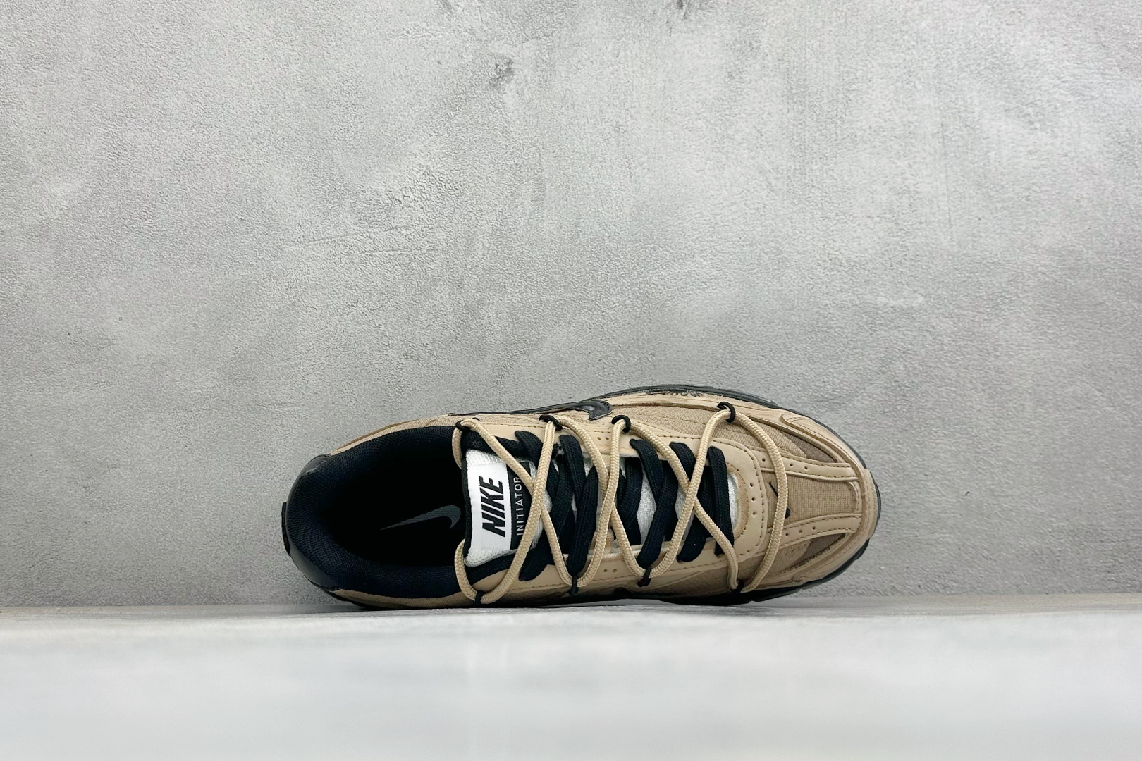 NIKE INITIATOR创始者系列 复古休闲运动舒适跑鞋 采用透气网眼鞋面和支撑覆盖层,自然运动设计的Phlyon中 NIKE INITIATOR创始者系列 复古休闲运动舒适跑鞋 采用透气网眼鞋面和支撑覆盖层,自然运动设计的Phlyon中