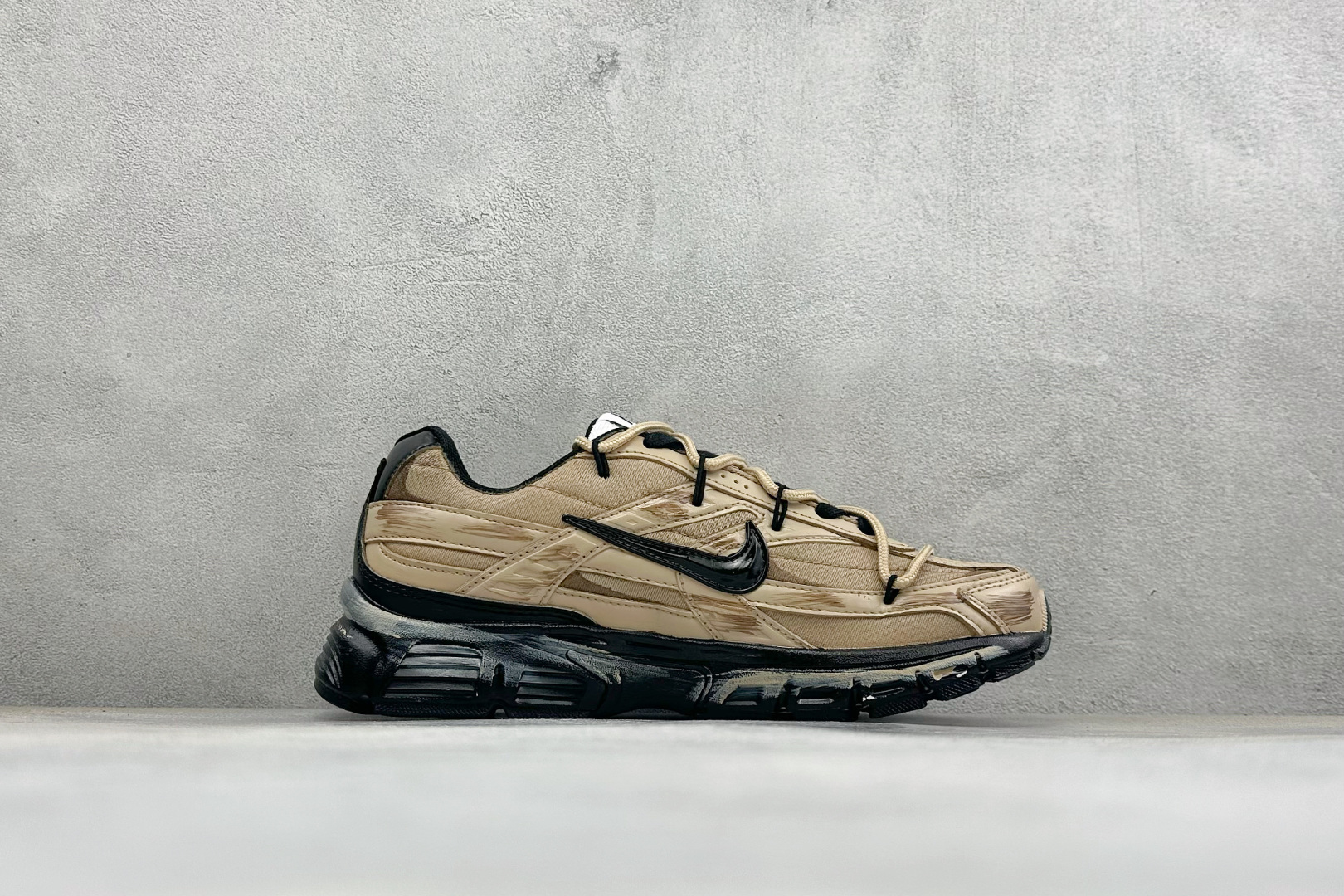 NIKE INITIATOR创始者系列 复古休闲运动舒适跑鞋 采用透气网眼鞋面和支撑覆盖层,自然运动设计的Phlyon中 NIKE INITIATOR创始者系列 复古休闲运动舒适跑鞋 采用透气网眼鞋面和支撑覆盖层,自然运动设计的Phlyon中