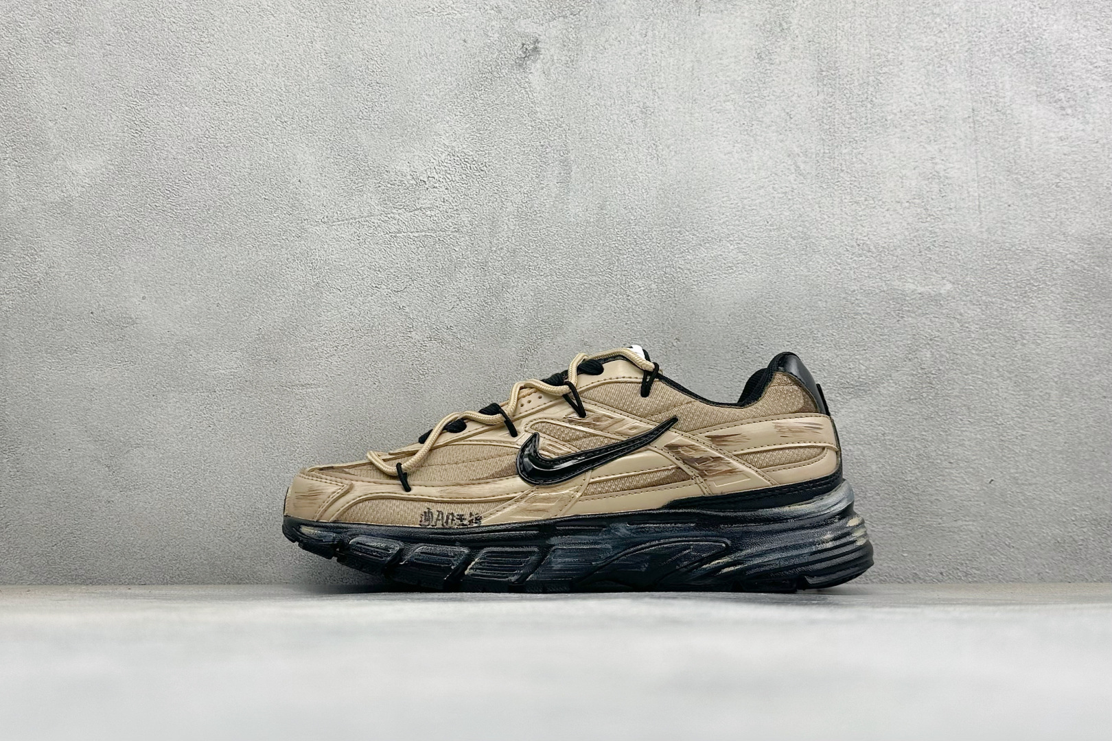 NIKE INITIATOR创始者系列 复古休闲运动舒适跑鞋 采用透气网眼鞋面和支撑覆盖层，自然运动设计的Phlyon中