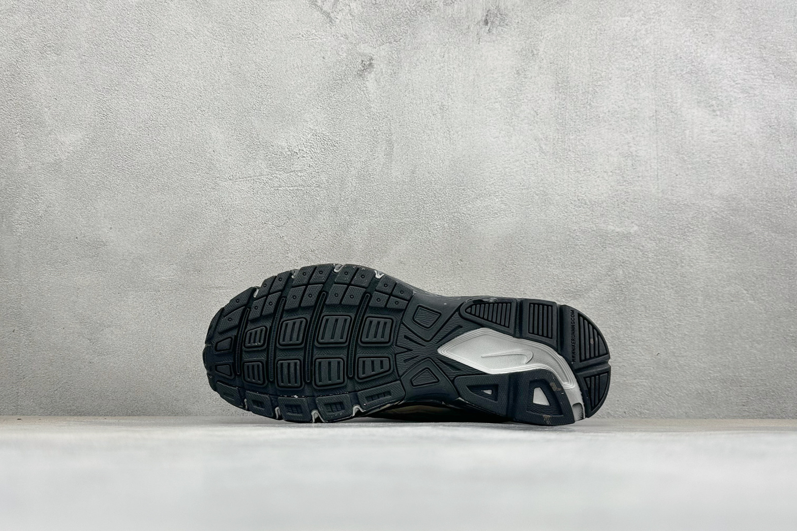 NIKE INITIATOR创始者系列 复古休闲运动舒适跑鞋 采用透气网眼鞋面和支撑覆盖层,自然运动设计的Phlyon中 NIKE INITIATOR创始者系列 复古休闲运动舒适跑鞋 采用透气网眼鞋面和支撑覆盖层,自然运动设计的Phlyon中
