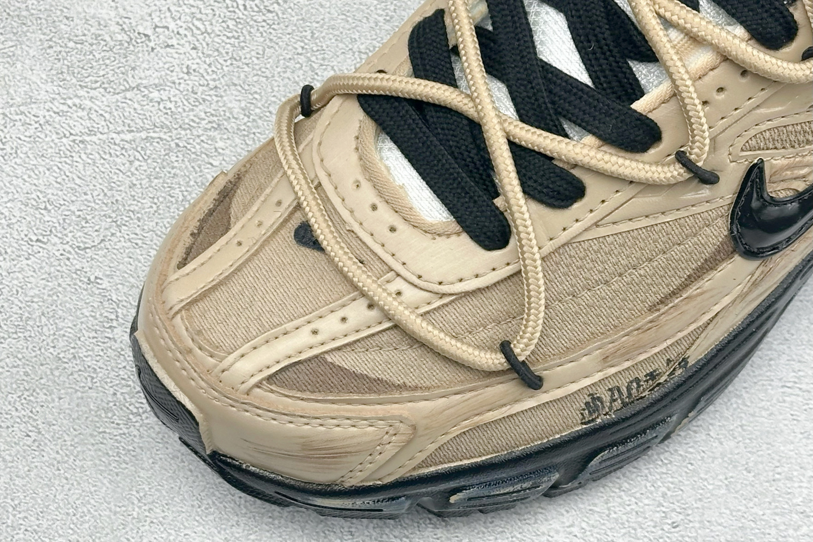 NIKE INITIATOR创始者系列 复古休闲运动舒适跑鞋 采用透气网眼鞋面和支撑覆盖层,自然运动设计的Phlyon中 NIKE INITIATOR创始者系列 复古休闲运动舒适跑鞋 采用透气网眼鞋面和支撑覆盖层,自然运动设计的Phlyon中