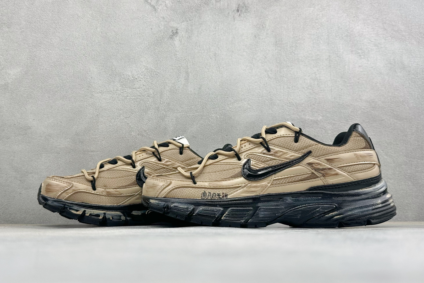 NIKE INITIATOR创始者系列 复古休闲运动舒适跑鞋 采用透气网眼鞋面和支撑覆盖层,自然运动设计的Phlyon中 NIKE INITIATOR创始者系列 复古休闲运动舒适跑鞋 采用透气网眼鞋面和支撑覆盖层,自然运动设计的Phlyon中