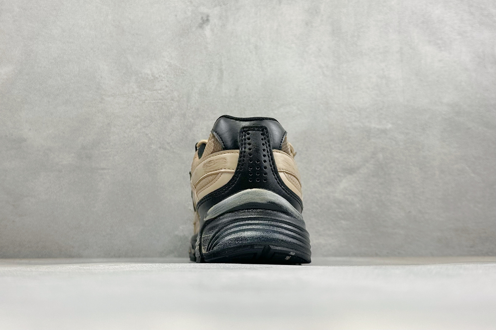 NIKE INITIATOR创始者系列 复古休闲运动舒适跑鞋 采用透气网眼鞋面和支撑覆盖层,自然运动设计的Phlyon中 NIKE INITIATOR创始者系列 复古休闲运动舒适跑鞋 采用透气网眼鞋面和支撑覆盖层,自然运动设计的Phlyon中