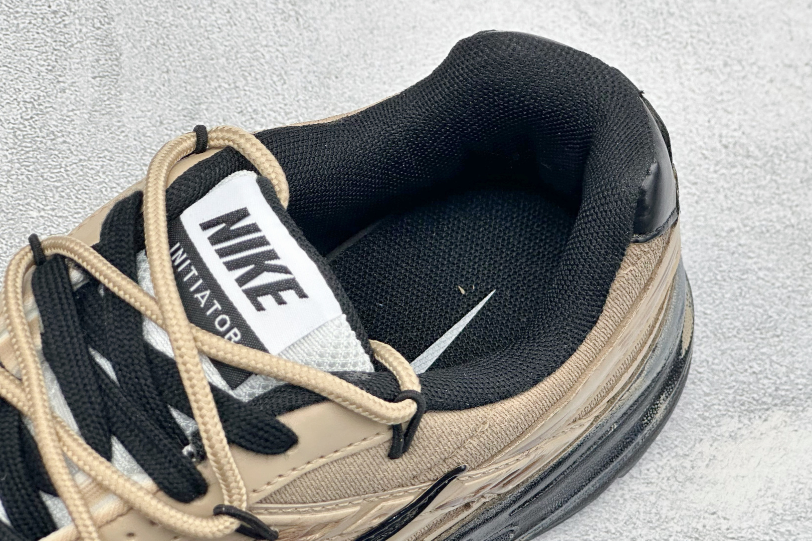 NIKE INITIATOR创始者系列 复古休闲运动舒适跑鞋 采用透气网眼鞋面和支撑覆盖层,自然运动设计的Phlyon中 NIKE INITIATOR创始者系列 复古休闲运动舒适跑鞋 采用透气网眼鞋面和支撑覆盖层,自然运动设计的Phlyon中