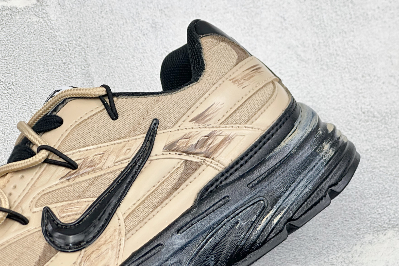 NIKE INITIATOR创始者系列 复古休闲运动舒适跑鞋 采用透气网眼鞋面和支撑覆盖层,自然运动设计的Phlyon中 NIKE INITIATOR创始者系列 复古休闲运动舒适跑鞋 采用透气网眼鞋面和支撑覆盖层,自然运动设计的Phlyon中