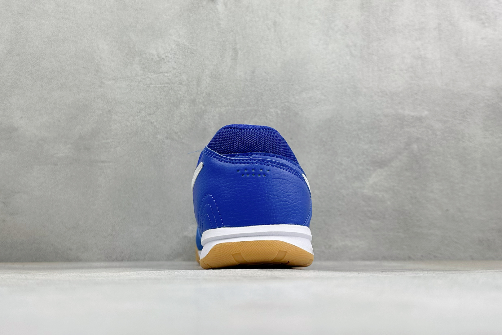 NIKE GATO 低帮生活休闲鞋 透气网布眼融入皮革,织和物合成材质覆面,营造21世初纪的畅跑美学概念。泡棉中底盈轻缓 NIKE GATO 低帮生活休闲鞋 透气网布眼融入皮革,织和物合成材质覆面,营造21世初纪的畅跑美学概念。泡棉中底盈轻缓