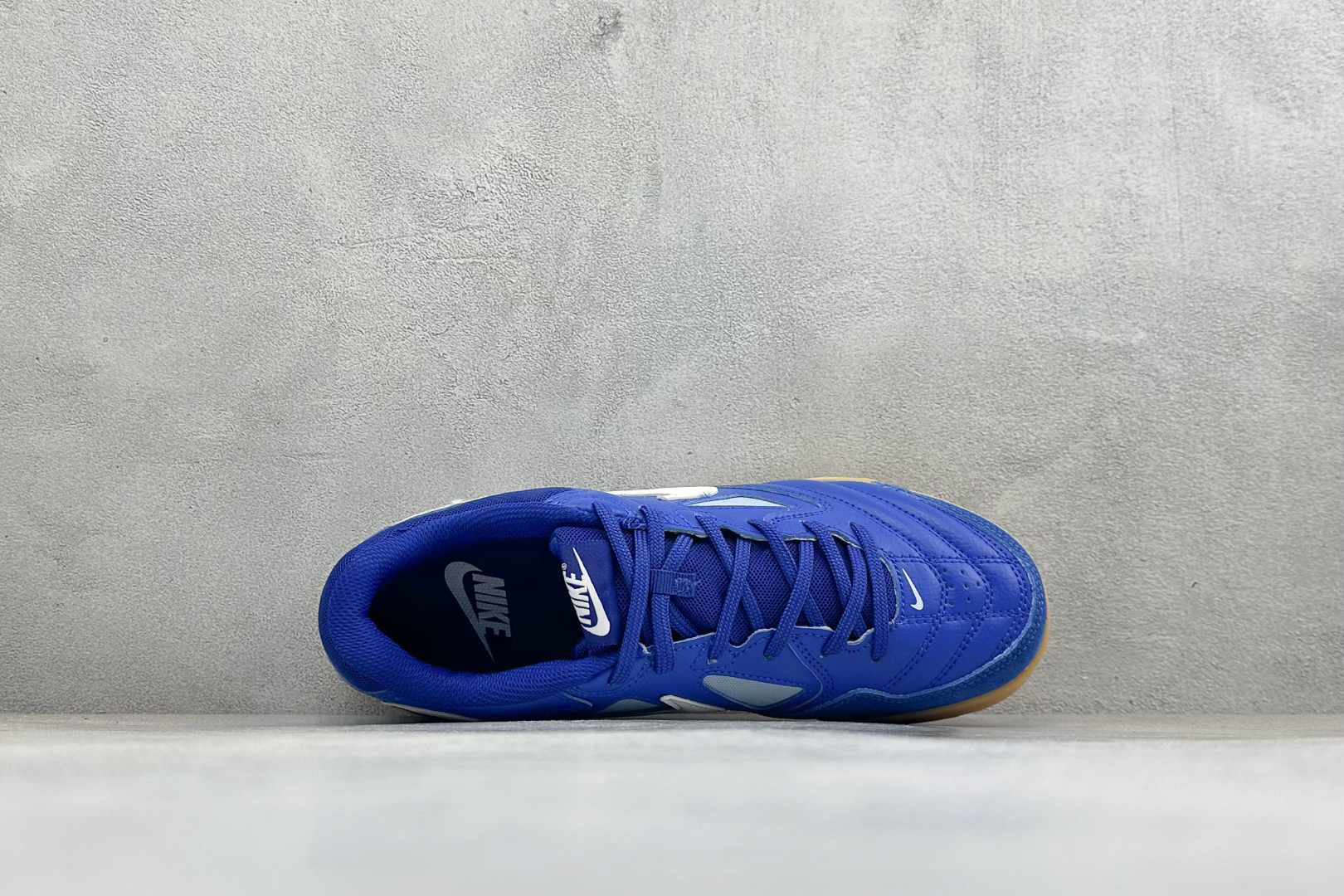 NIKE GATO 低帮生活休闲鞋 透气网布眼融入皮革,织和物合成材质覆面,营造21世初纪的畅跑美学概念。泡棉中底盈轻缓 NIKE GATO 低帮生活休闲鞋 透气网布眼融入皮革,织和物合成材质覆面,营造21世初纪的畅跑美学概念。泡棉中底盈轻缓