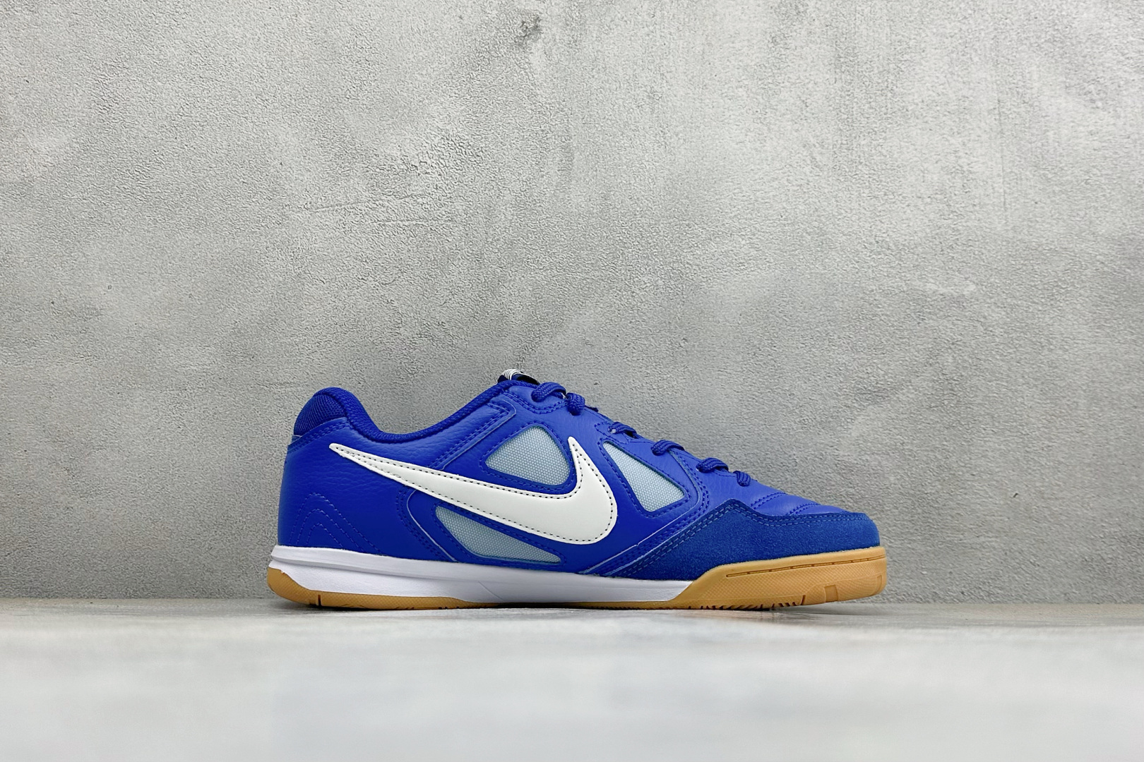NIKE GATO 低帮生活休闲鞋 透气网布眼融入皮革,织和物合成材质覆面,营造21世初纪的畅跑美学概念。泡棉中底盈轻缓 NIKE GATO 低帮生活休闲鞋 透气网布眼融入皮革,织和物合成材质覆面,营造21世初纪的畅跑美学概念。泡棉中底盈轻缓