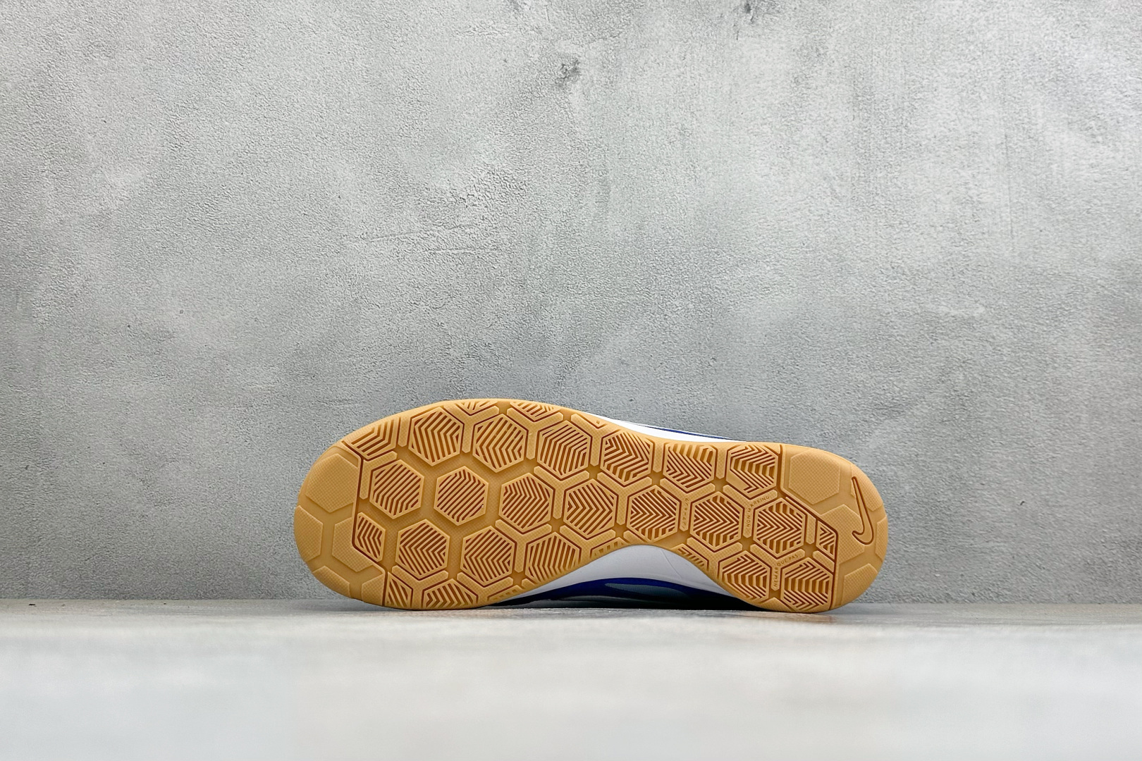 NIKE GATO 低帮生活休闲鞋 透气网布眼融入皮革,织和物合成材质覆面,营造21世初纪的畅跑美学概念。泡棉中底盈轻缓 NIKE GATO 低帮生活休闲鞋 透气网布眼融入皮革,织和物合成材质覆面,营造21世初纪的畅跑美学概念。泡棉中底盈轻缓