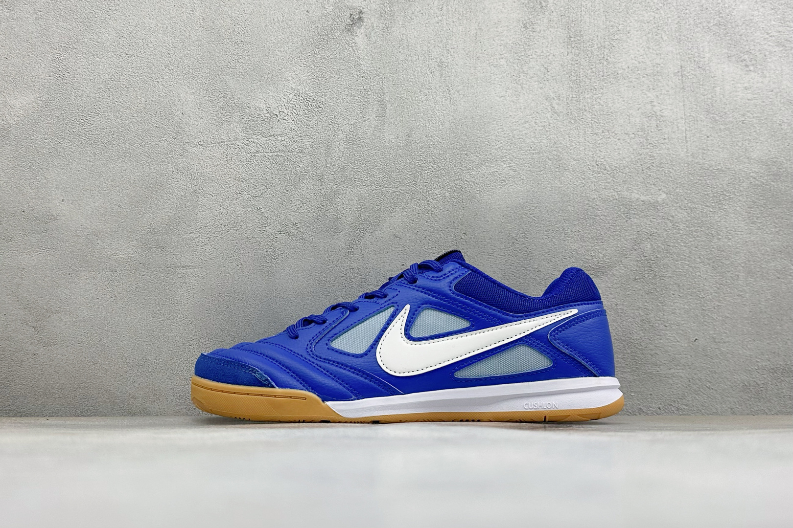 NIKE GATO 低帮生活休闲鞋 透气网布眼融入皮革，织和物合成材质覆面，营造21世初纪的畅跑美学概念。泡棉中底盈轻缓