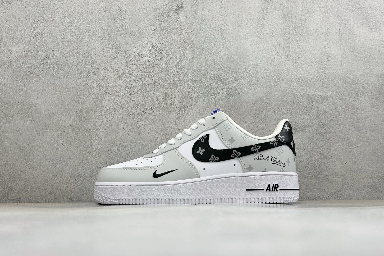 潮感拉满 格调出圈 AIR FORCE 1,经典空军一号版型打造高级视觉效果,灰白拼接鞋面搭配精致印花元素,双重Swoo 潮感拉满 格调出圈 AIR FORCE 1,经典空军一号版型打造高级视觉效果,灰白拼接鞋面搭配精致印花元素,双重Swoo