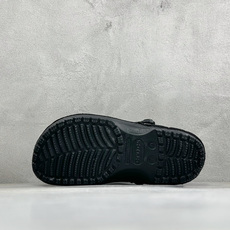 原厂盒装版本 Crocs卡骆驰 x漫威蜘蛛侠联名洞洞鞋 舒适时尚橡胶底包头拖鞋 酒红色鞋身搭配立体黑色蛛网纹路,鞋头立体 原厂盒装版本 Crocs卡骆驰 x漫威蜘蛛侠联名洞洞鞋 舒适时尚橡胶底包头拖鞋 酒红色鞋身搭配立体黑色蛛网纹路,鞋头立体