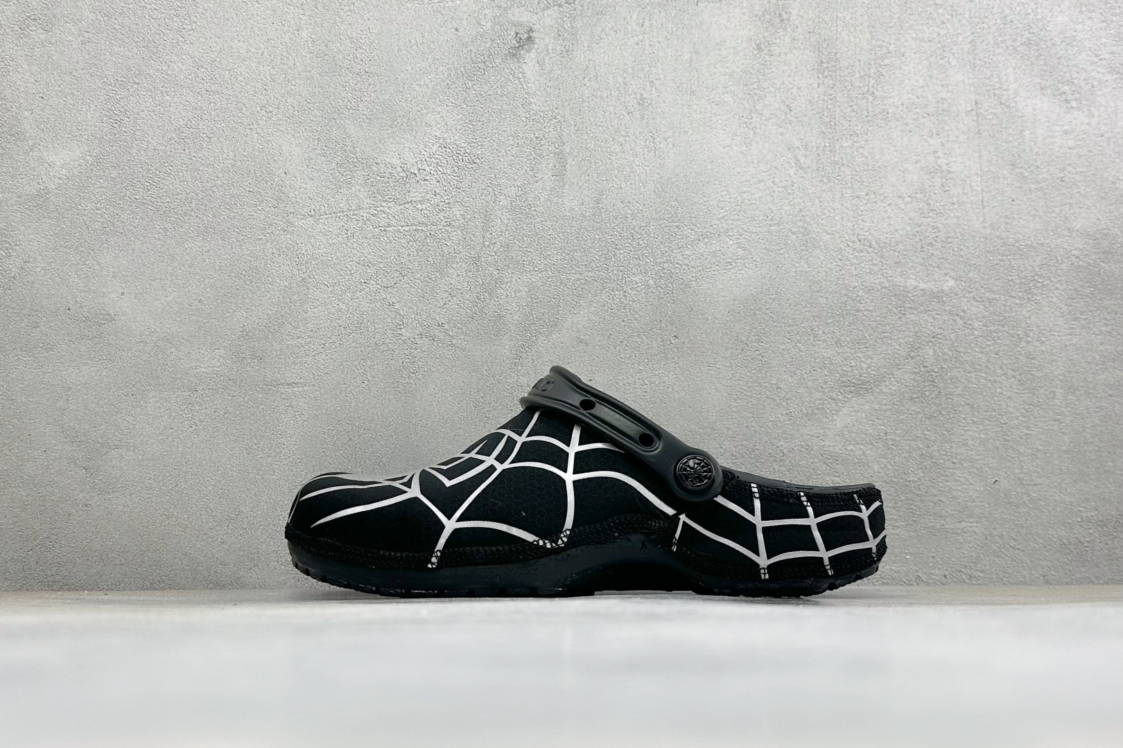 原厂盒装版本 Crocs卡骆驰 x漫威蜘蛛侠联名洞洞鞋 舒适时尚橡胶底包头拖鞋 酒红色鞋身搭配立体黑色蛛网纹路，鞋头立体