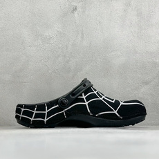 原厂盒装版本 Crocs卡骆驰 x漫威蜘蛛侠联名洞洞鞋 舒适时尚橡胶底包头拖鞋 酒红色鞋身搭配立体黑色蛛网纹路,鞋头立体 原厂盒装版本 Crocs卡骆驰 x漫威蜘蛛侠联名洞洞鞋 舒适时尚橡胶底包头拖鞋 酒红色鞋身搭配立体黑色蛛网纹路,鞋头立体