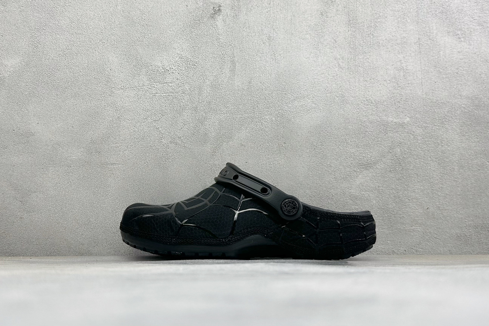 原厂盒装版本 Crocs卡骆驰 x漫威蜘蛛侠联名洞洞鞋 舒适时尚橡胶底包头拖鞋 酒红色鞋身搭配立体黑色蛛网纹路，鞋头立体