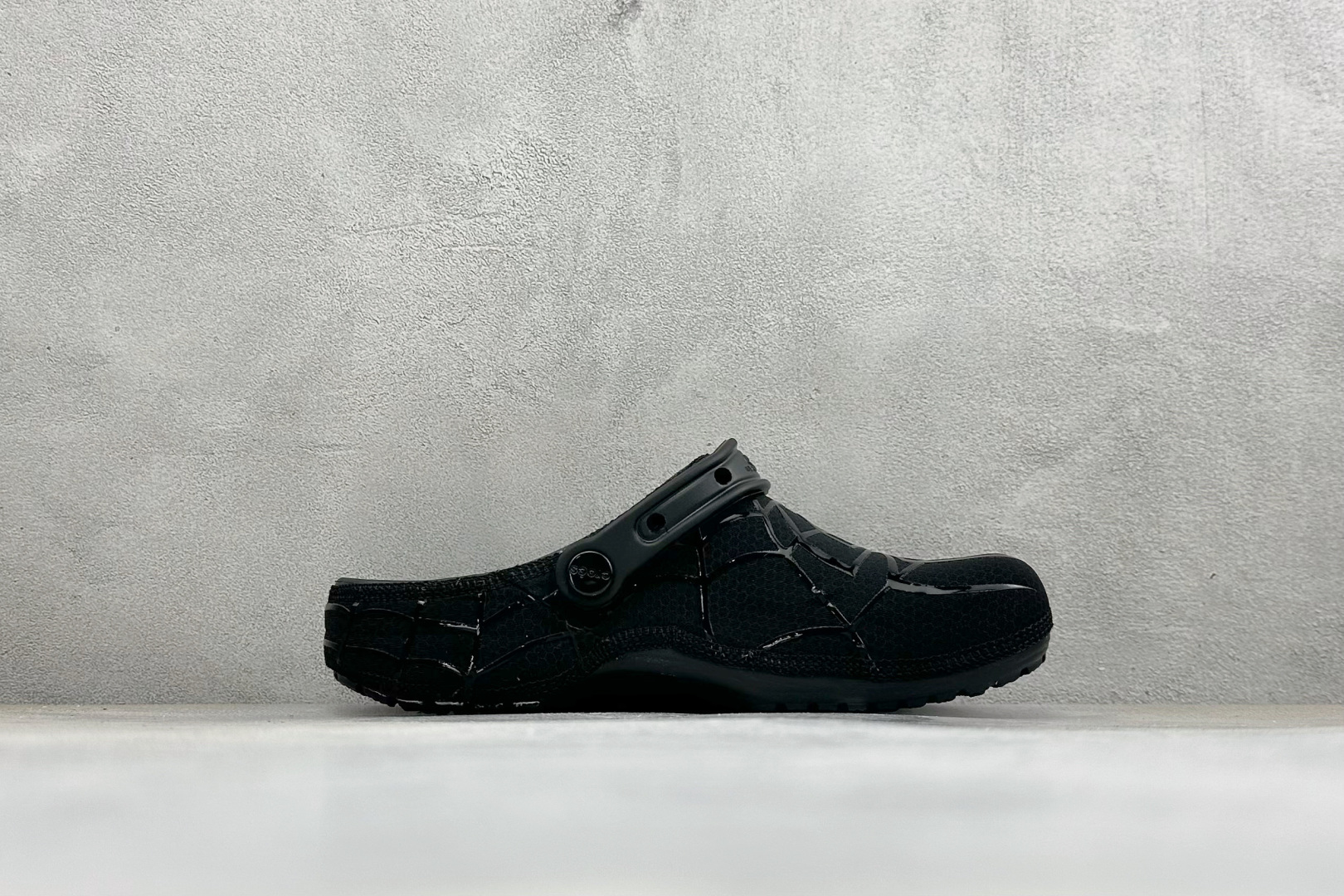 原厂盒装版本 Crocs卡骆驰 x漫威蜘蛛侠联名洞洞鞋 舒适时尚橡胶底包头拖鞋 酒红色鞋身搭配立体黑色蛛网纹路,鞋头立体 原厂盒装版本 Crocs卡骆驰 x漫威蜘蛛侠联名洞洞鞋 舒适时尚橡胶底包头拖鞋 酒红色鞋身搭配立体黑色蛛网纹路,鞋头立体