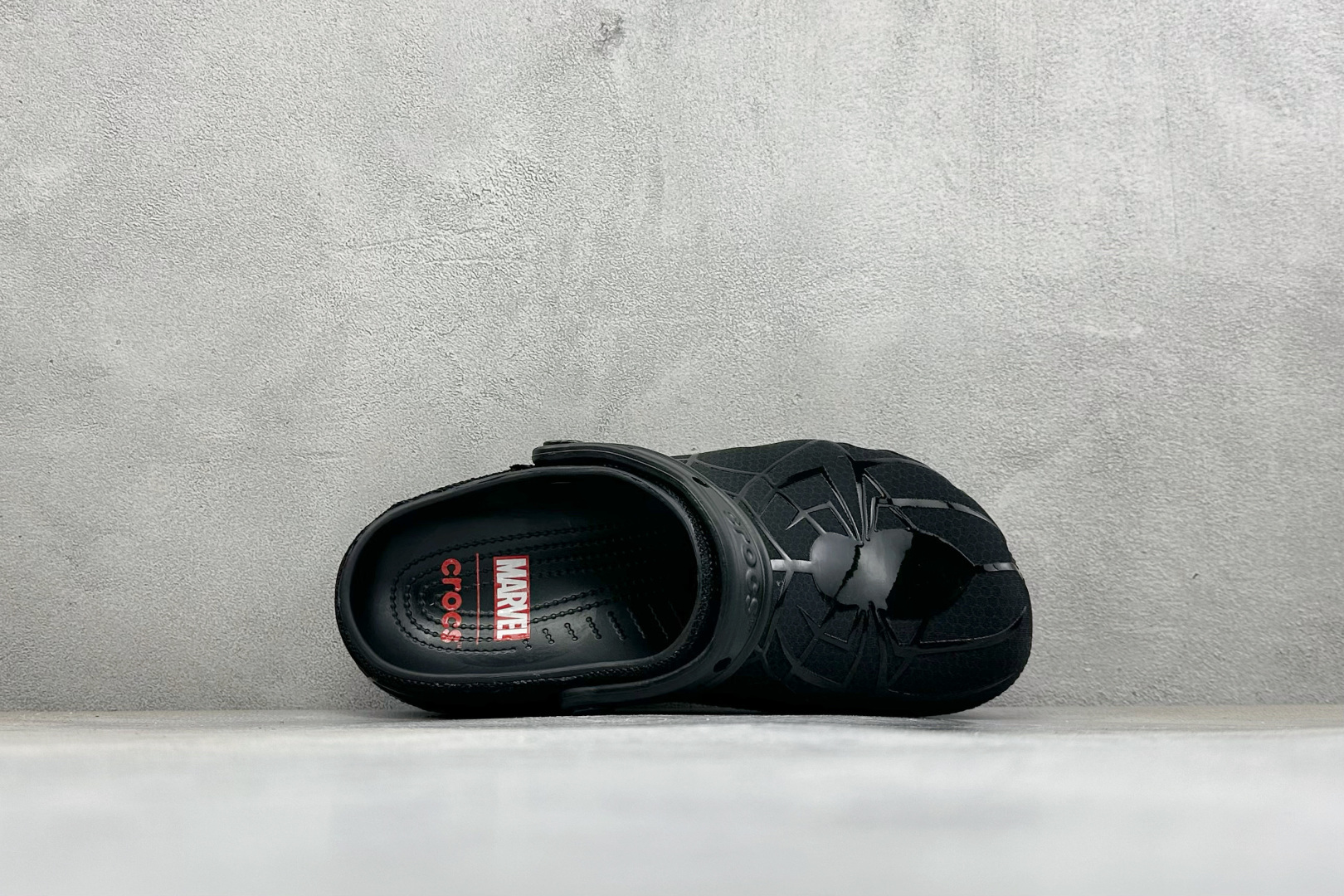 原厂盒装版本 Crocs卡骆驰 x漫威蜘蛛侠联名洞洞鞋 舒适时尚橡胶底包头拖鞋 酒红色鞋身搭配立体黑色蛛网纹路,鞋头立体 原厂盒装版本 Crocs卡骆驰 x漫威蜘蛛侠联名洞洞鞋 舒适时尚橡胶底包头拖鞋 酒红色鞋身搭配立体黑色蛛网纹路,鞋头立体
