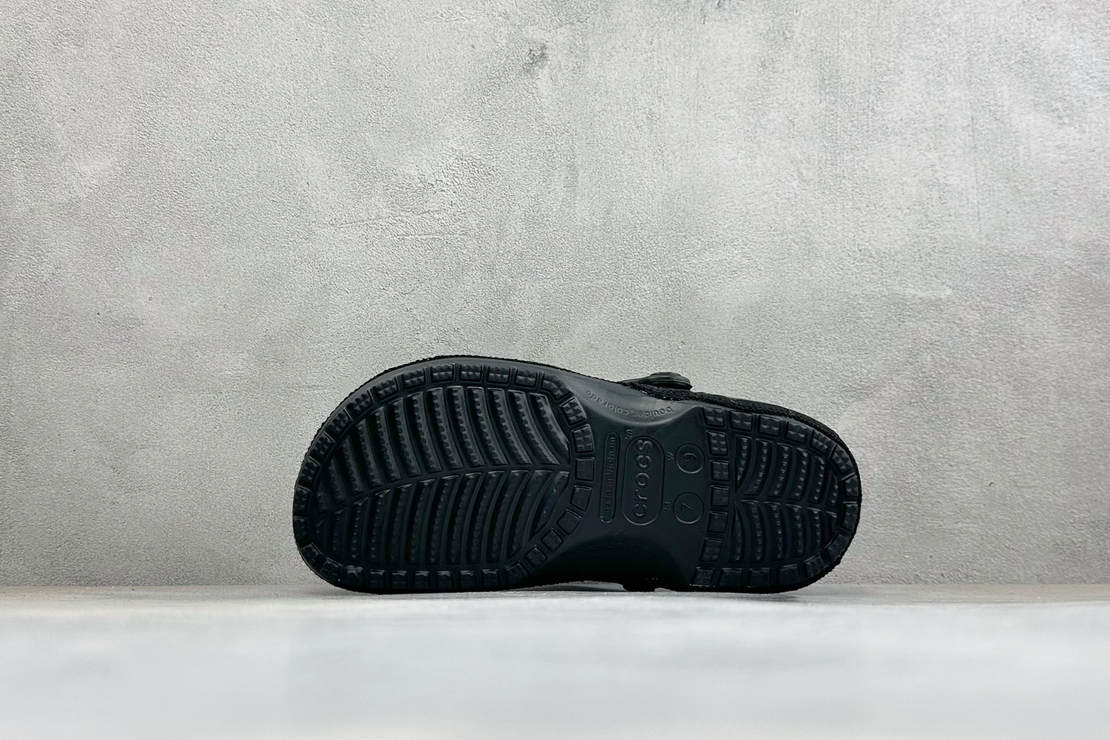 原厂盒装版本 Crocs卡骆驰 x漫威蜘蛛侠联名洞洞鞋 舒适时尚橡胶底包头拖鞋 酒红色鞋身搭配立体黑色蛛网纹路,鞋头立体 原厂盒装版本 Crocs卡骆驰 x漫威蜘蛛侠联名洞洞鞋 舒适时尚橡胶底包头拖鞋 酒红色鞋身搭配立体黑色蛛网纹路,鞋头立体