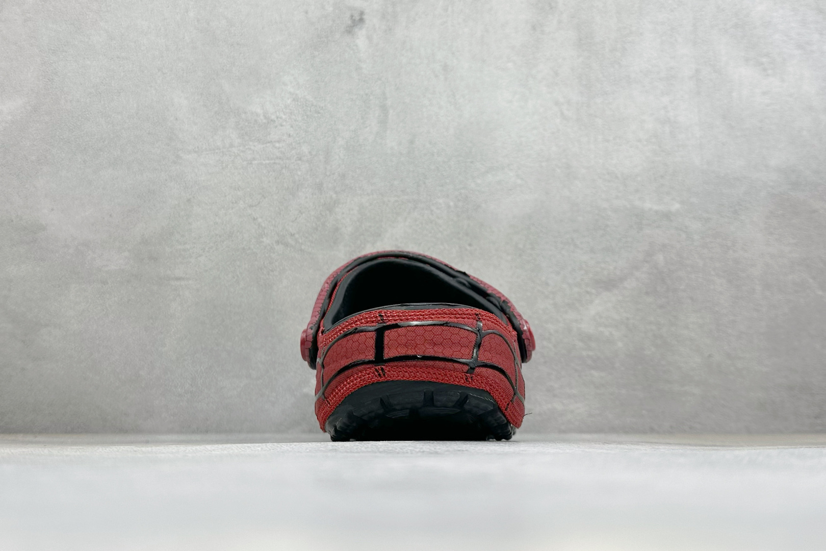 原厂盒装版本 Crocs卡骆驰 x漫威蜘蛛侠联名洞洞鞋 舒适时尚橡胶底包头拖鞋 酒红色鞋身搭配立体黑色蛛网纹路,鞋头立体 原厂盒装版本 Crocs卡骆驰 x漫威蜘蛛侠联名洞洞鞋 舒适时尚橡胶底包头拖鞋 酒红色鞋身搭配立体黑色蛛网纹路,鞋头立体