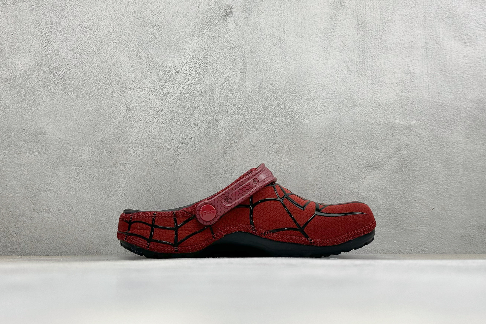 原厂盒装版本 Crocs卡骆驰 x漫威蜘蛛侠联名洞洞鞋 舒适时尚橡胶底包头拖鞋 酒红色鞋身搭配立体黑色蛛网纹路,鞋头立体 原厂盒装版本 Crocs卡骆驰 x漫威蜘蛛侠联名洞洞鞋 舒适时尚橡胶底包头拖鞋 酒红色鞋身搭配立体黑色蛛网纹路,鞋头立体