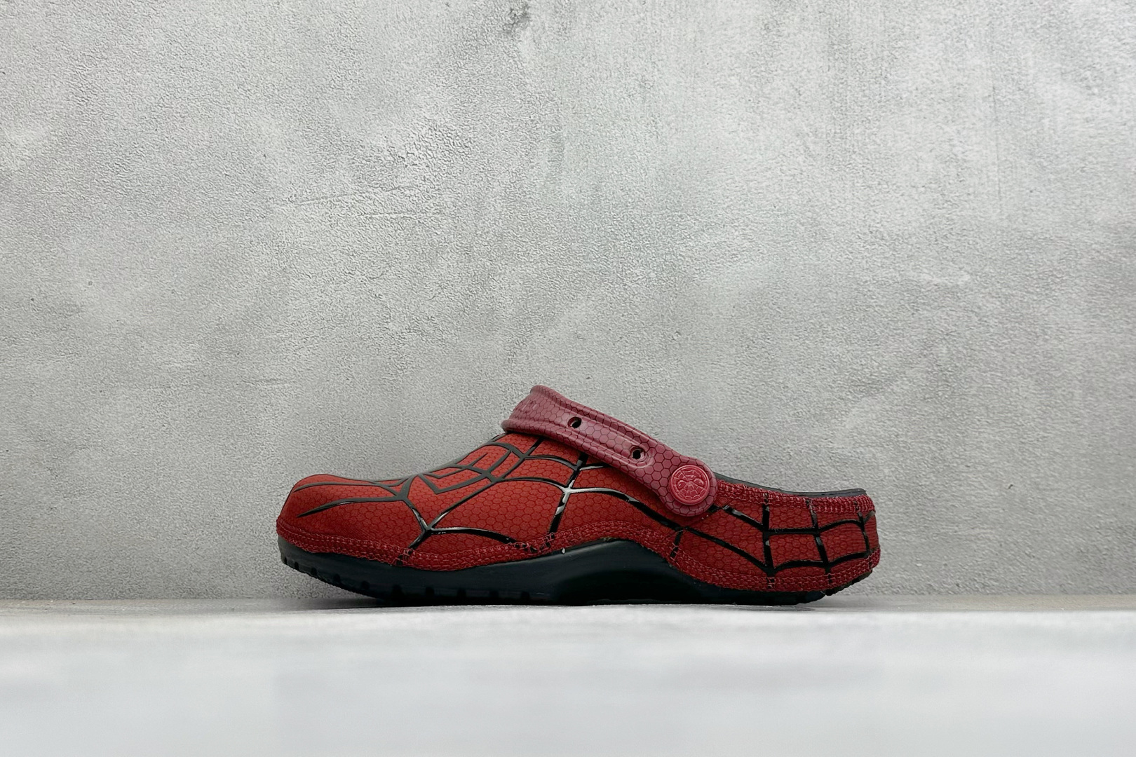 原厂盒装版本 Crocs卡骆驰 x漫威蜘蛛侠联名洞洞鞋 舒适时尚橡胶底包头拖鞋 酒红色鞋身搭配立体黑色蛛网纹路，鞋头立体