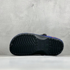 原厂盒装版本 Crocs卡骆驰 x漫威蜘蛛侠联名洞洞鞋 舒适时尚橡胶底包头拖鞋 酒红色鞋身搭配立体黑色蛛网纹路,鞋头立体 原厂盒装版本 Crocs卡骆驰 x漫威蜘蛛侠联名洞洞鞋 舒适时尚橡胶底包头拖鞋 酒红色鞋身搭配立体黑色蛛网纹路,鞋头立体