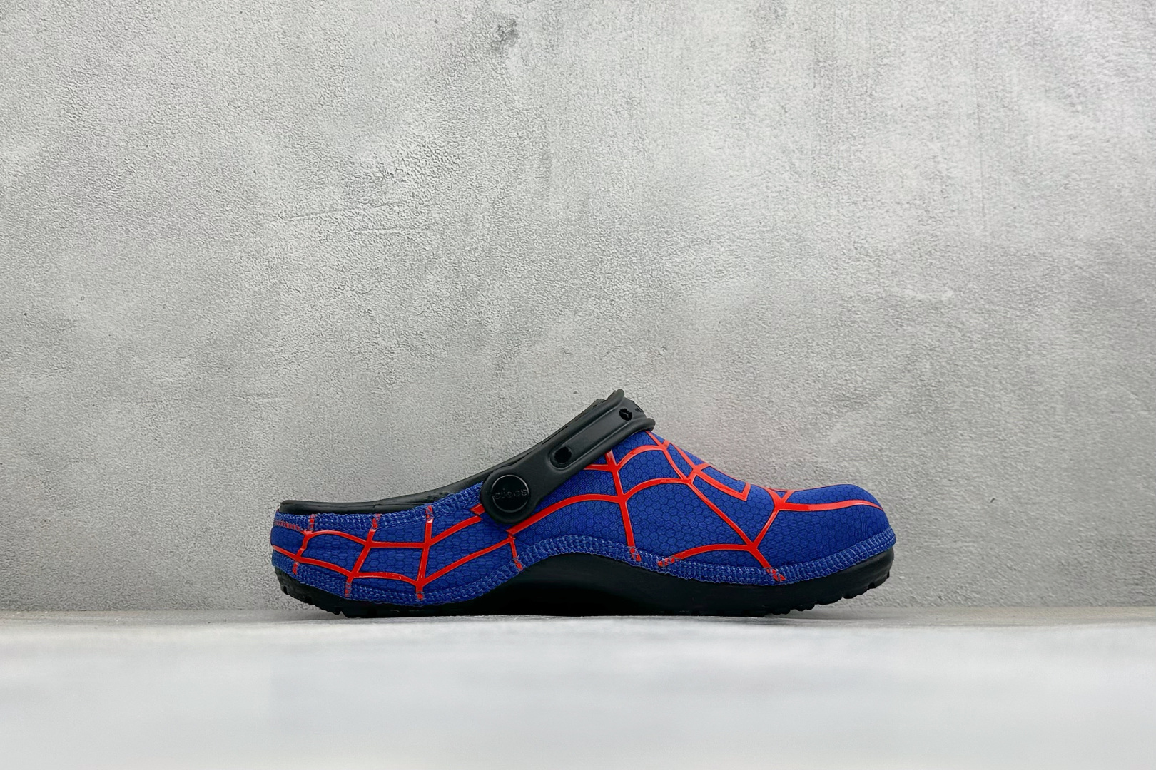 原厂盒装版本 Crocs卡骆驰 x漫威蜘蛛侠联名洞洞鞋 舒适时尚橡胶底包头拖鞋 酒红色鞋身搭配立体黑色蛛网纹路,鞋头立体 原厂盒装版本 Crocs卡骆驰 x漫威蜘蛛侠联名洞洞鞋 舒适时尚橡胶底包头拖鞋 酒红色鞋身搭配立体黑色蛛网纹路,鞋头立体