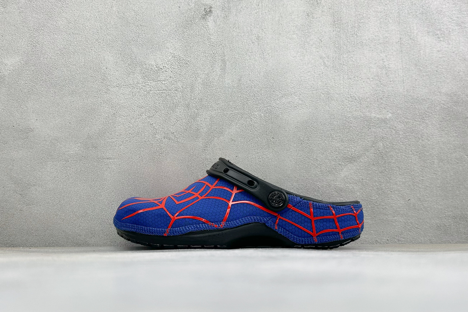 原厂盒装版本 Crocs卡骆驰 x漫威蜘蛛侠联名洞洞鞋 舒适时尚橡胶底包头拖鞋 酒红色鞋身搭配立体黑色蛛网纹路，鞋头立体