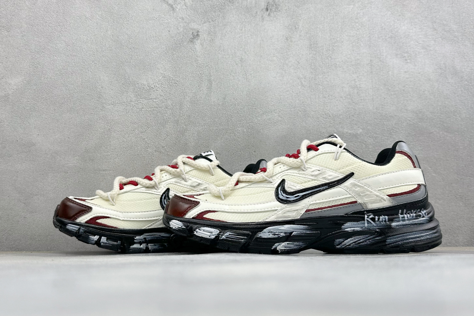NIKE INITIATOR创始者系列 复古休闲运动舒适跑鞋 采用透气网眼鞋面和支撑覆盖层,自然运动设计的Phlyon中 NIKE INITIATOR创始者系列 复古休闲运动舒适跑鞋 采用透气网眼鞋面和支撑覆盖层,自然运动设计的Phlyon中