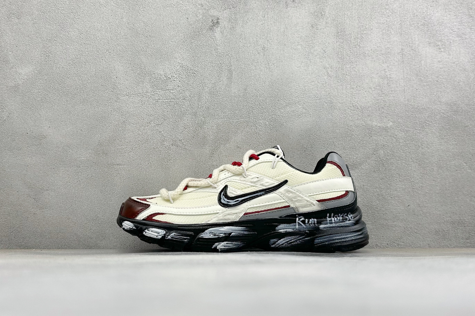 NIKE INITIATOR创始者系列 复古休闲运动舒适跑鞋 采用透气网眼鞋面和支撑覆盖层，自然运动设计的Phlyon中