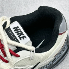 NIKE INITIATOR创始者系列 复古休闲运动舒适跑鞋 采用透气网眼鞋面和支撑覆盖层,自然运动设计的Phlyon中 NIKE INITIATOR创始者系列 复古休闲运动舒适跑鞋 采用透气网眼鞋面和支撑覆盖层,自然运动设计的Phlyon中