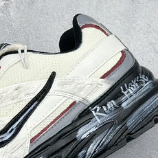 NIKE INITIATOR创始者系列 复古休闲运动舒适跑鞋 采用透气网眼鞋面和支撑覆盖层,自然运动设计的Phlyon中 NIKE INITIATOR创始者系列 复古休闲运动舒适跑鞋 采用透气网眼鞋面和支撑覆盖层,自然运动设计的Phlyon中