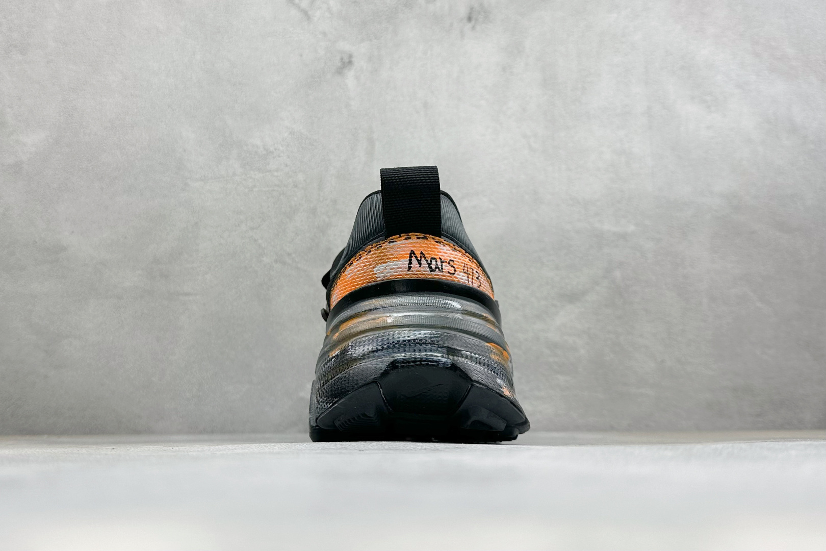 Nike V5 RNR 复古做旧 解构绑带 舒适百搭防滑耐磨 低帮跑步鞋 舒适有型适合日常穿着 该鞋款延续千禧年经典设计 Nike V5 RNR 复古做旧 解构绑带 舒适百搭防滑耐磨 低帮跑步鞋 舒适有型适合日常穿着 该鞋款延续千禧年经典设计