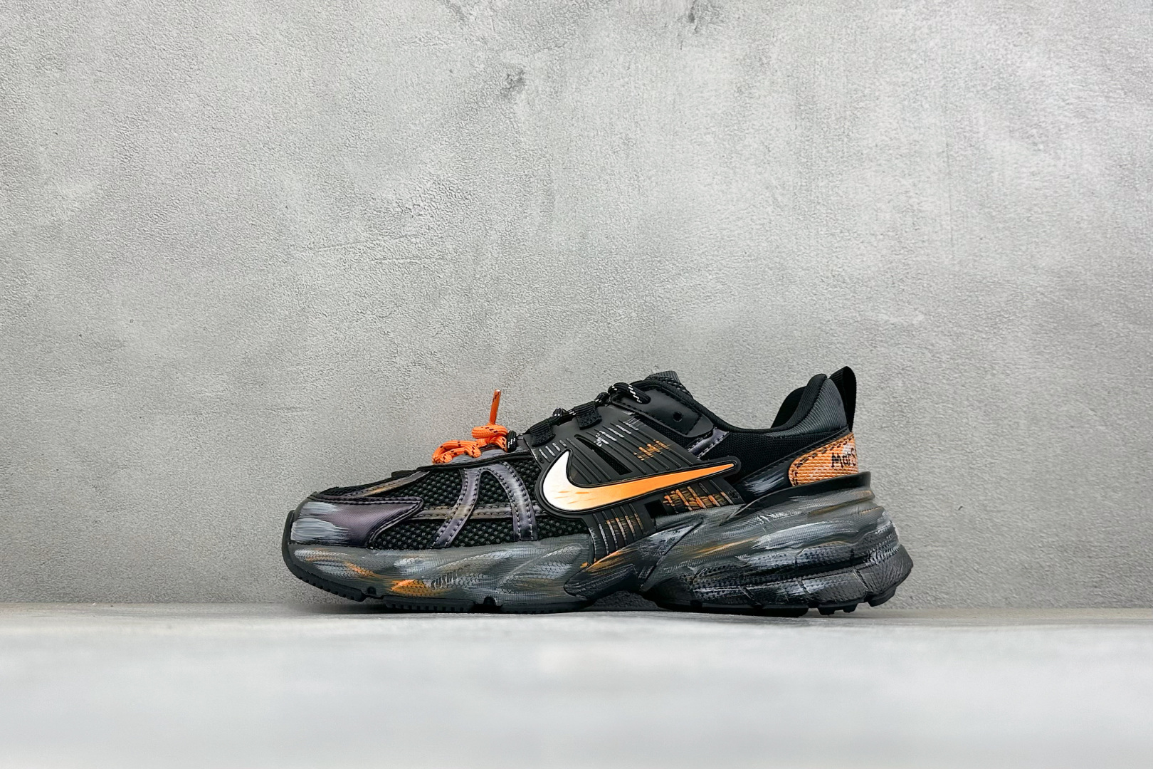 Nike V5 RNR 复古做旧 解构绑带 舒适百搭防滑耐磨 低帮跑步鞋 舒适有型适合日常穿着 该鞋款延续千禧年经典设计