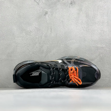 Nike V5 RNR 复古做旧 解构绑带 舒适百搭防滑耐磨 低帮跑步鞋 舒适有型适合日常穿着 该鞋款延续千禧年经典设计 Nike V5 RNR 复古做旧 解构绑带 舒适百搭防滑耐磨 低帮跑步鞋 舒适有型适合日常穿着 该鞋款延续千禧年经典设计