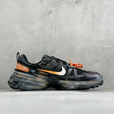 Nike V5 RNR 复古做旧 解构绑带 舒适百搭防滑耐磨 低帮跑步鞋 舒适有型适合日常穿着 该鞋款延续千禧年经典设计 Nike V5 RNR 复古做旧 解构绑带 舒适百搭防滑耐磨 低帮跑步鞋 舒适有型适合日常穿着 该鞋款延续千禧年经典设计