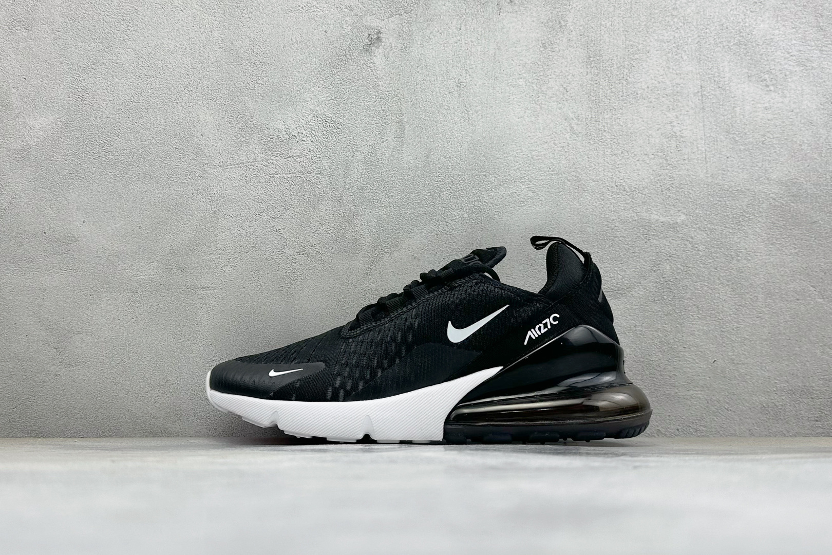 福利特价 Nike Air Max 270 缓震气垫休闲跑步鞋 时尚舒适的穿着感受和出众格调 鞋款设计灵感源自Air M
