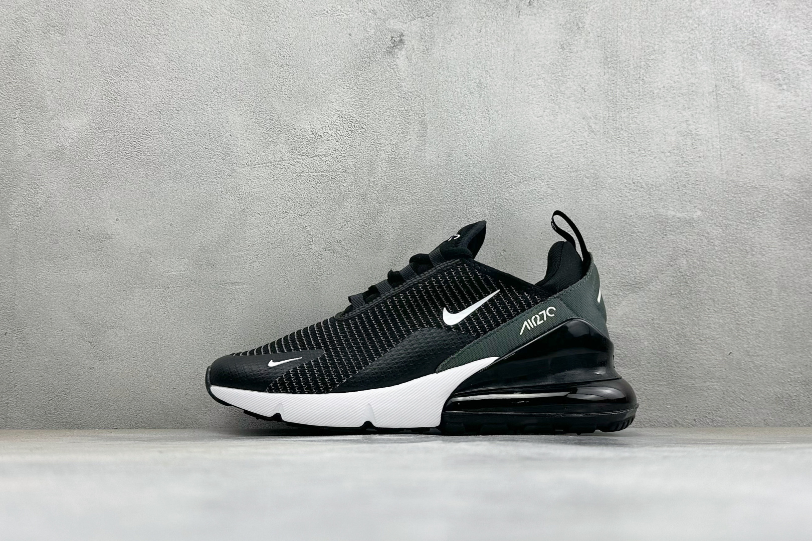 福利特价 Nike Air Max 270 缓震气垫休闲跑步鞋 时尚舒适的穿着感受和出众格调 鞋款设计灵感源自Air M