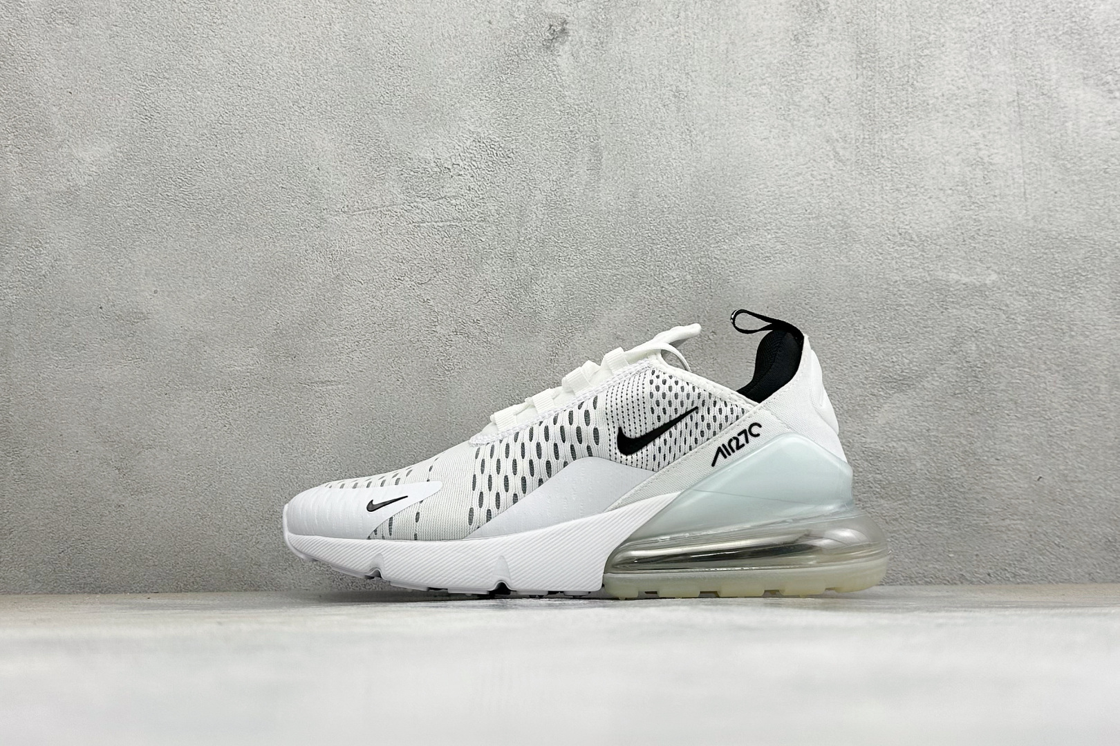 福利特价 Nike Air Max 270 缓震气垫休闲跑步鞋 时尚舒适的穿着感受和出众格调 鞋款设计灵感源自Air M
