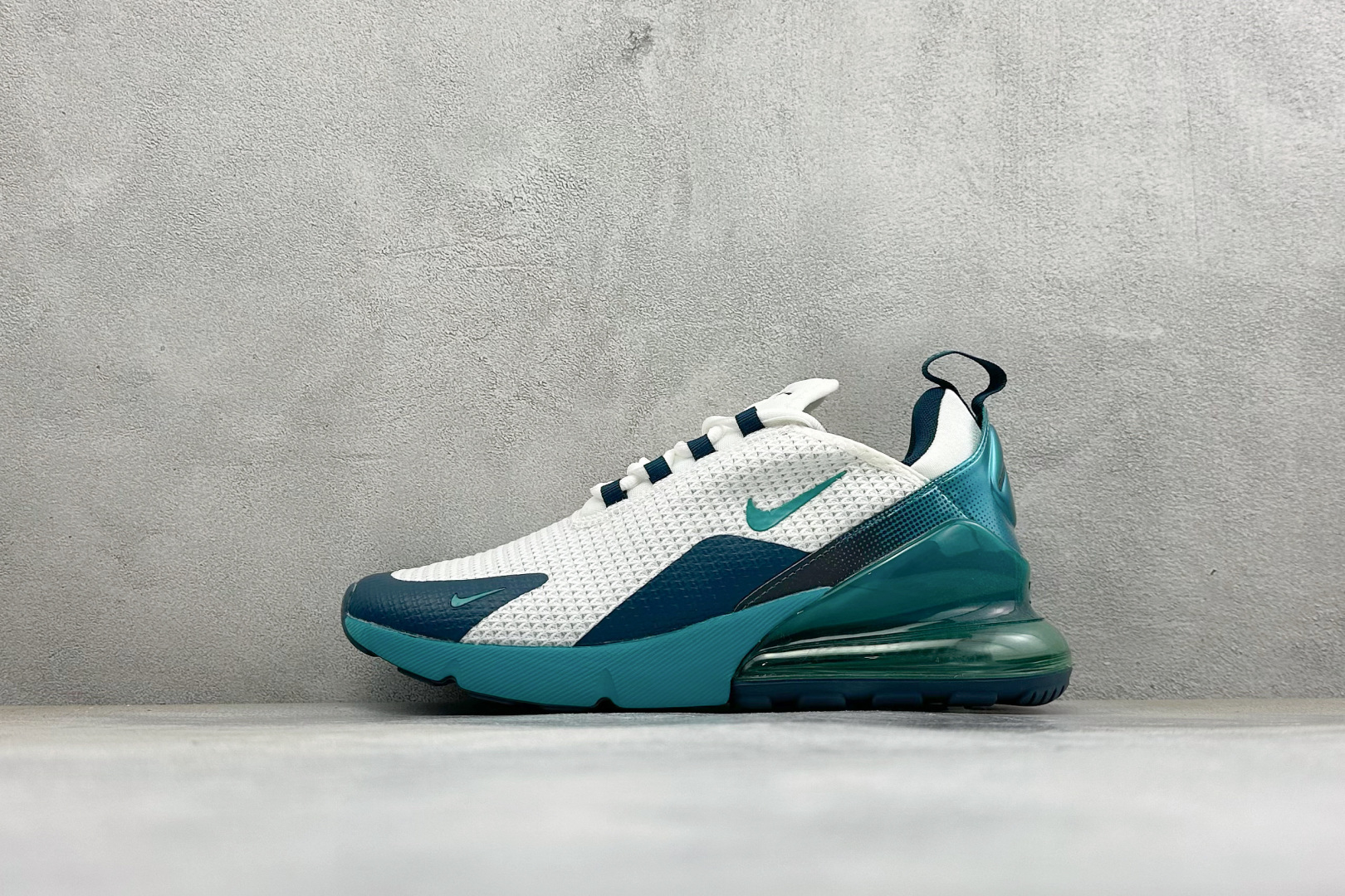 福利特价 Nike Air Max 270 缓震气垫休闲跑步鞋 时尚舒适的穿着感受和出众格调 鞋款设计灵感源自Air M