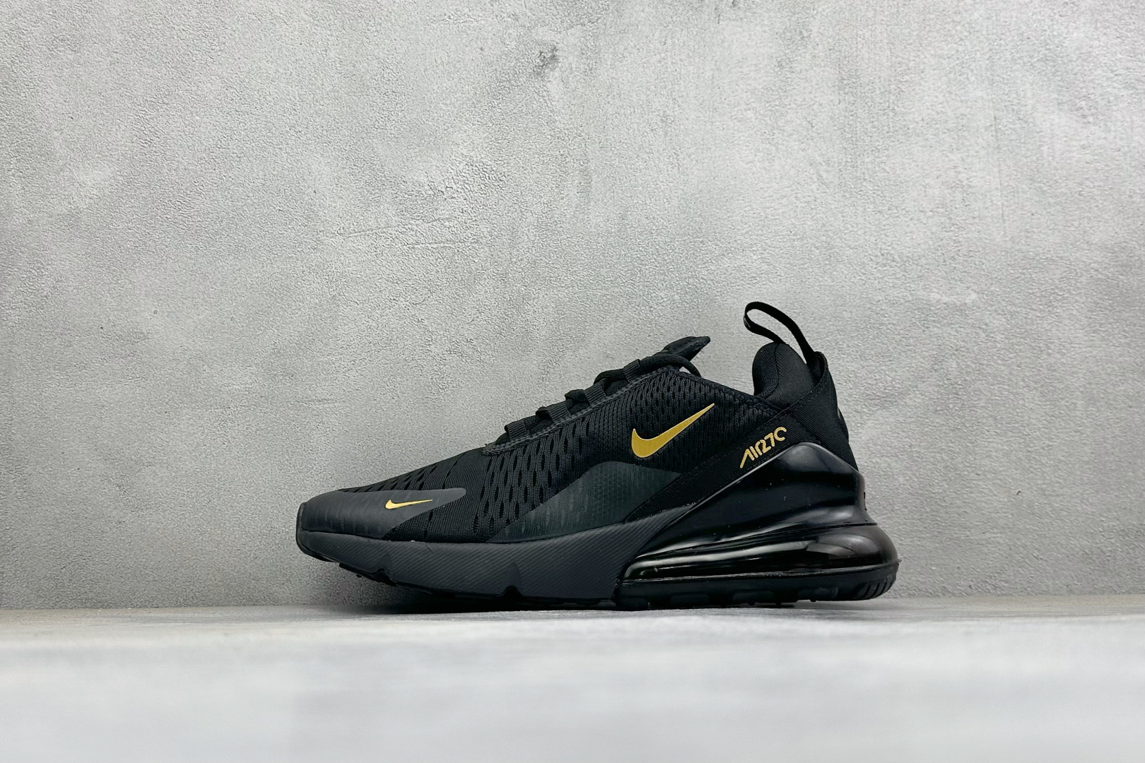 福利特价 Nike Air Max 270 缓震气垫休闲跑步鞋 时尚舒适的穿着感受和出众格调 鞋款设计灵感源自Air M