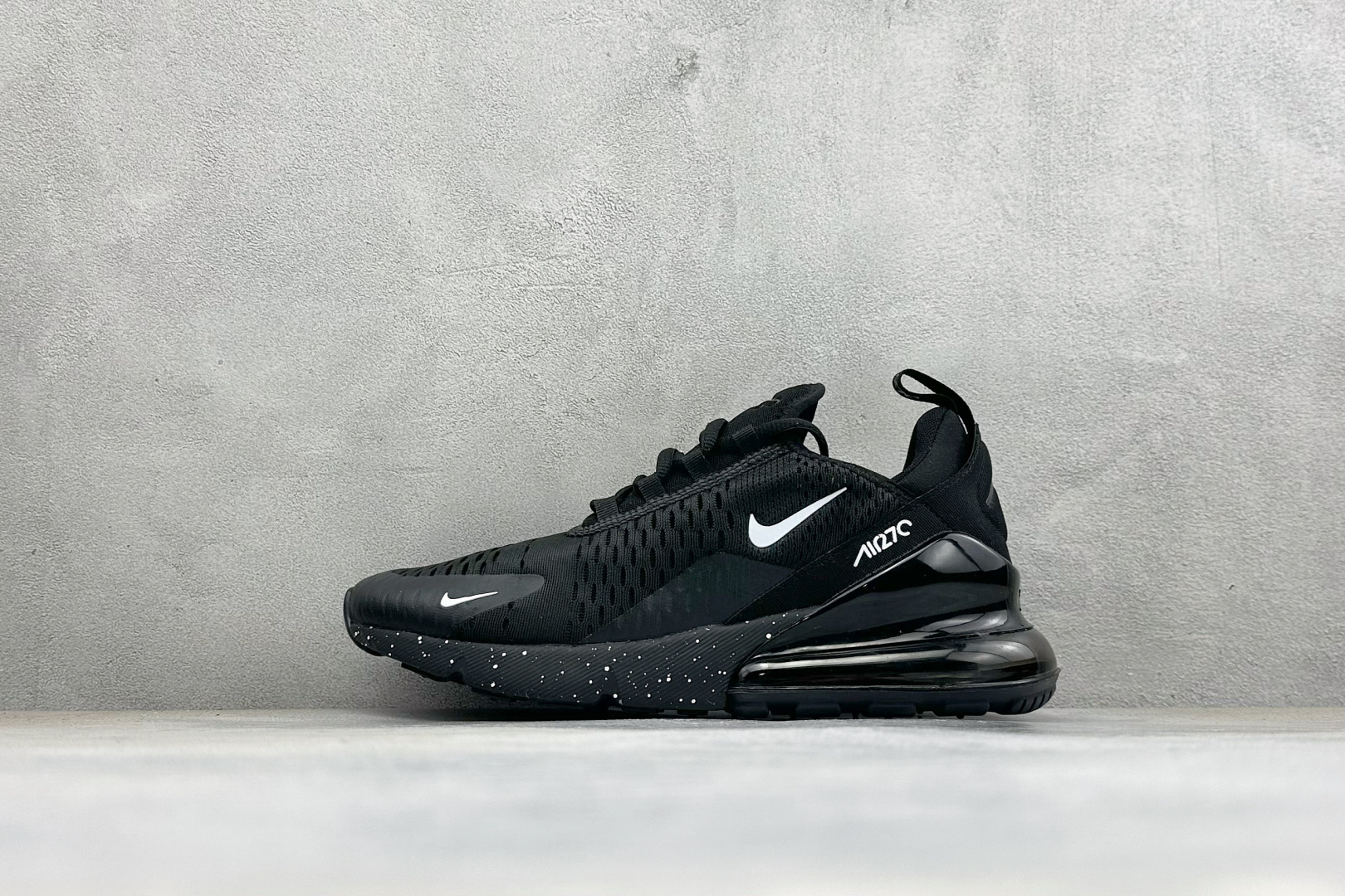 福利特价 Nike Air Max 270 缓震气垫休闲跑步鞋 时尚舒适的穿着感受和出众格调 鞋款设计灵感源自Air M